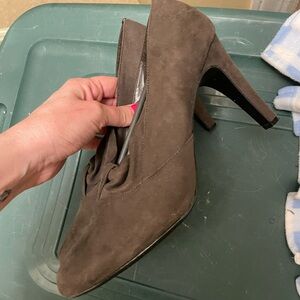 Ann Marino Classic Brown faux Suede High Heel Pumps